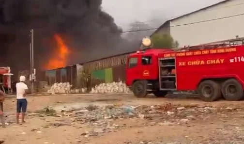 Bình Dương: Dập tắt đám cháy tại cơ sở chứa phế liệu 