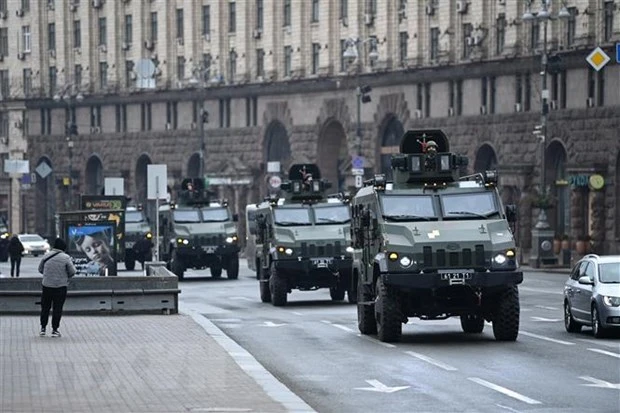 Xe quân sự Ukraine được triển khai tại Kiev ngày 24-2-2022. Ảnh: AFP/TTXVN