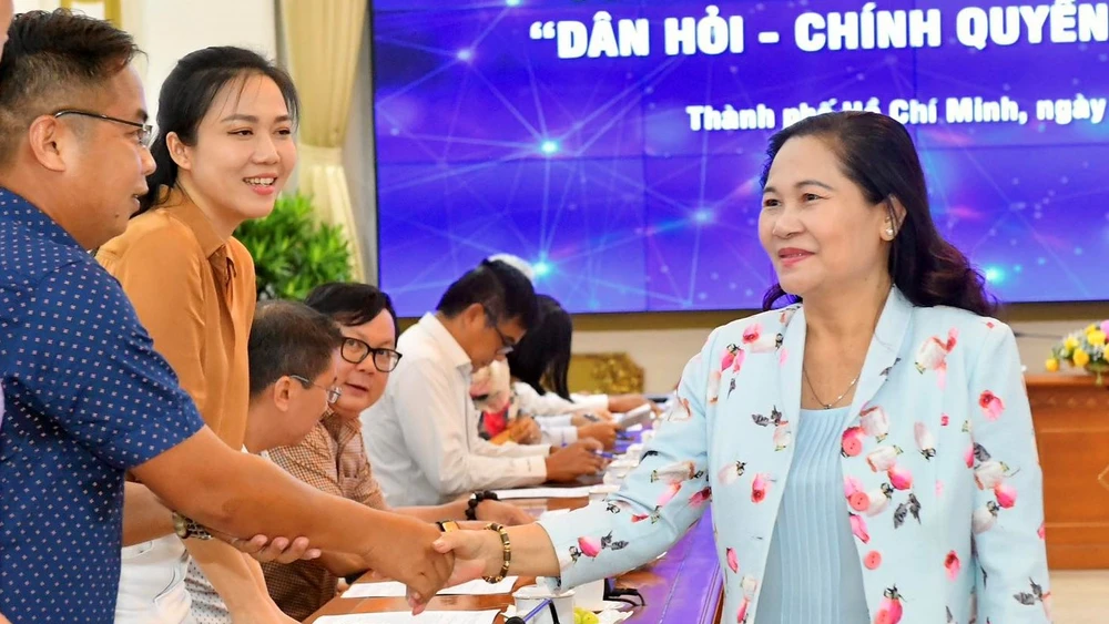 Chủ tịch HĐND TPHCM Nguyễn Thị Lệ động viên Ban tổ chức chương trình "Dân hỏi - Chính quyền trả lời". Ảnh: VIỆT DŨNG 