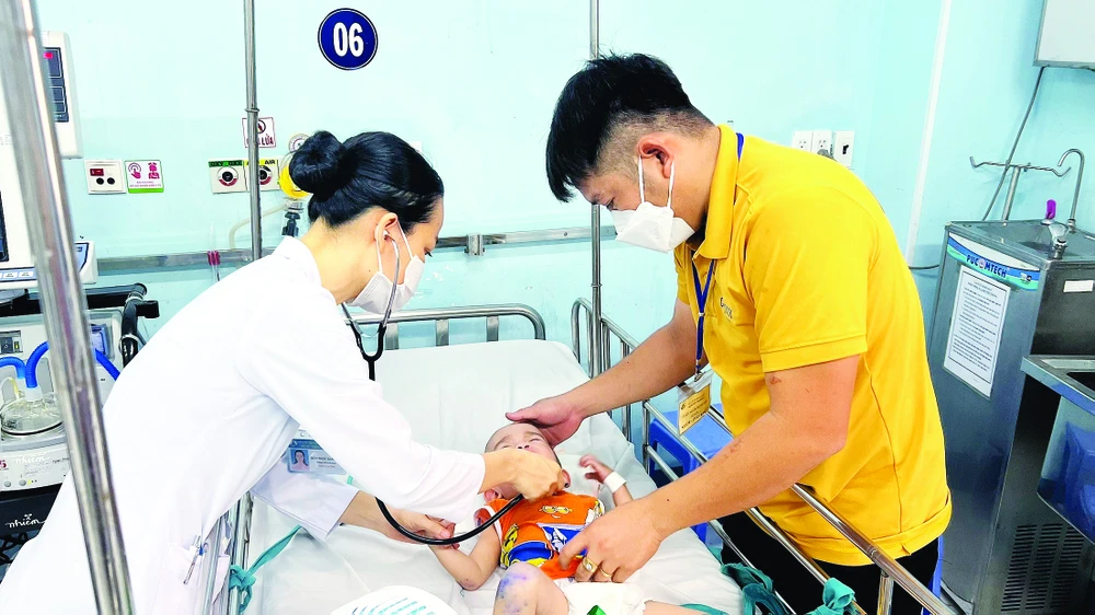 Bác sĩ Bệnh viện Nhi đồng 1 đang thăm khám cho trẻ mắc bệnh tay chân miệng