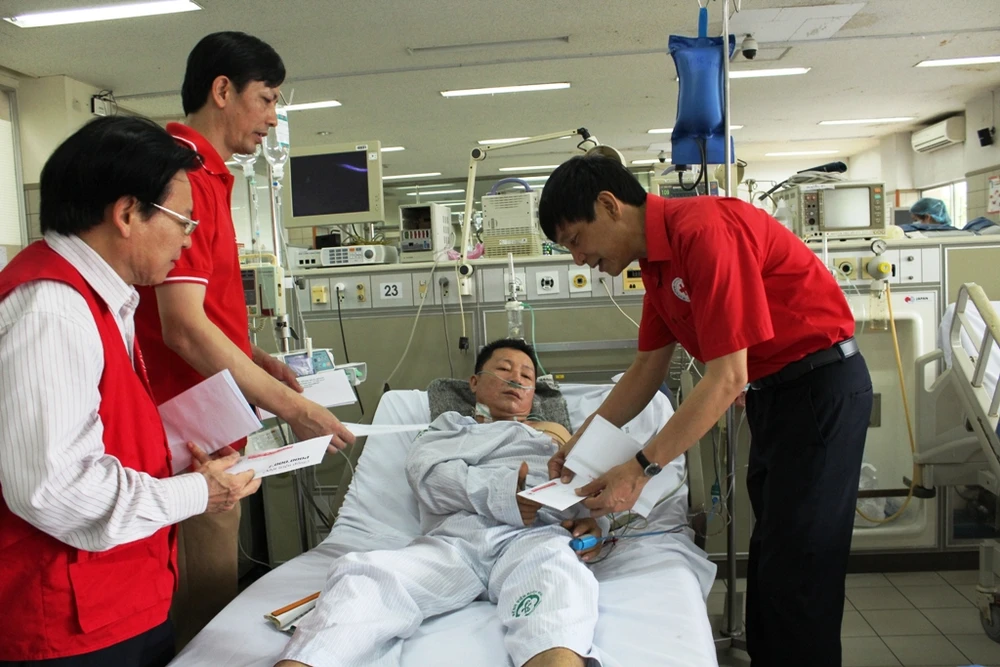 Ông Đoàn Văn Thái, Phó Chủ tịch Trung ương Hội Chữ thập đỏ Việt Nam thăm hỏi bệnh nhân chạy thận ở Hòa Bình bị tai biến đang điều trị tại Bệnh viện Bạch Mai