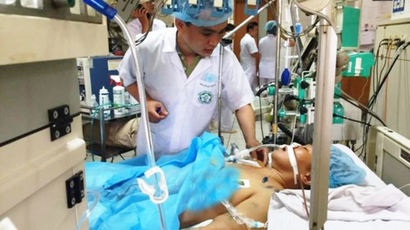 Nữ bệnh nhân chạy thận bị tai biến nặng nhất đang được điều trị tại Bệnh viện đa khoa tỉnh Hòa Bình vẫn nguy kịch