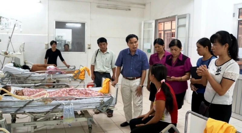 Lãnh đạo Sở Y tế Cao Bằng thăm hỏi gia đình các cháu bé nghi bị ngộ độc đang điều trị tại BV tỉnh Cao Bằng