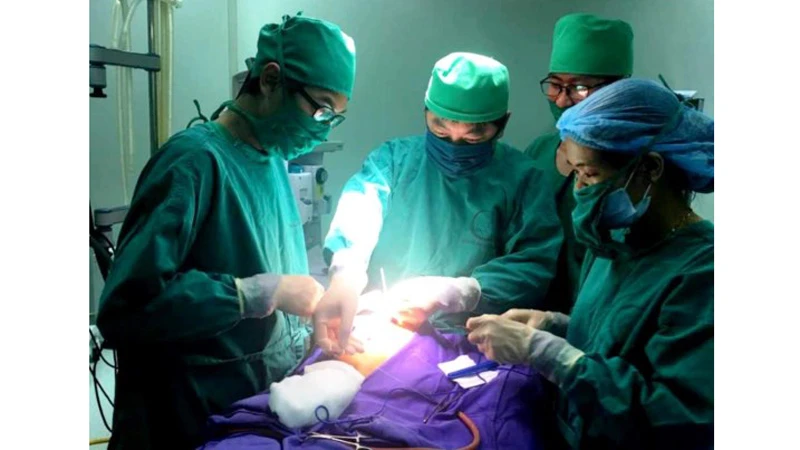 Ê kíp phẫu thuật Bệnh viện Sản Nhi Quảng Ninh thực hiện ca ghép sọ não cho bé trai mới 37 ngày tuổi