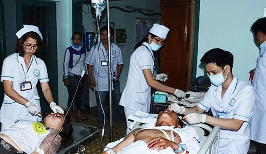 Các y, bác sĩ tham gia cấp cứu cho nạn nhân trong vụ tai nạn giao thông nghiêm trọng ở Kom Tum