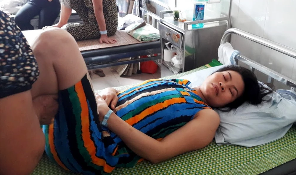 Bệnh nhân Hồ Thị Thảo đang được điều trị tại BV Bạch Mai trong tình trạng bị liệt nửa người