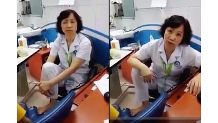 Hình ảnh bác sĩ Minh ngồi khám bệnh và nói chuyện với người nhà bệnh nhân (cắt từ clip)