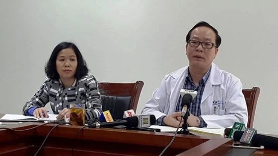 PGS.TS Trần Minh Điển (áo trắng) thông báo về tình hình sức khỏe 8 trẻ nhỏ được chuyển từ Bệnh viện Sản Nhi Bắc Ninh 