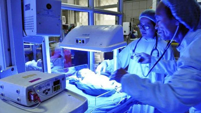 Các bác sĩ Bệnh viện Bạch Mai đang tập trung điều trị cho những trẻ sơ sinh mắc bệnh lý ở Bắc Ninh