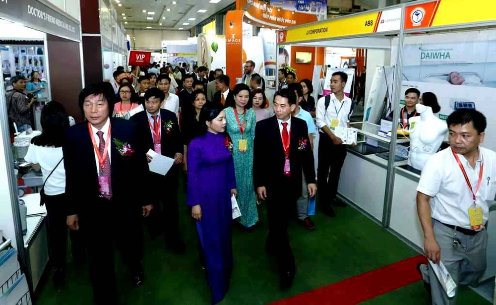 Bộ trưởng Bộ Y tế Nguyễn Thị Kim Tiến thăm quan các gian hàng tại triển lãm VietNam Medi - Pharm 2018