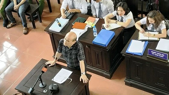 Ông Nguyễn Huy Quang, Vụ trưởng Vụ Pháp chế, Bộ Y tế trả lời tại tòa