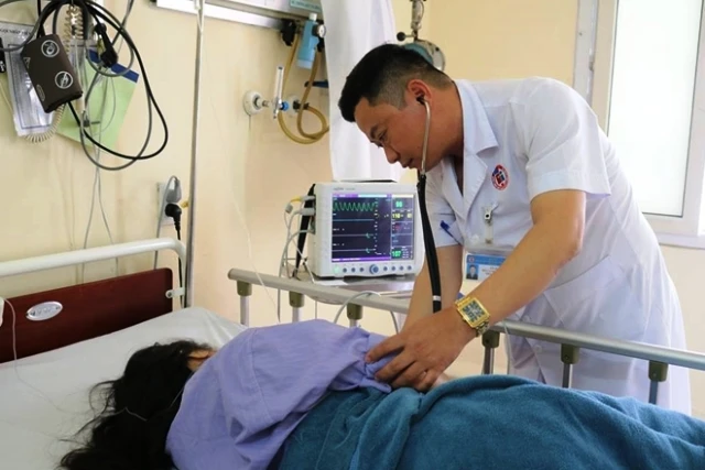 Bác sĩ Bệnh viện Việt Nam - Thụy Điển Uông Bí kiểm tra sức khỏe nữ bệnh nhân ngộ độc trứng kiến