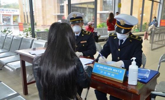 Khách nhập cảnh từ Trung Quốc qua các cửa khẩu của Việt Nam phải khai báo y tế để ngăn chặn dịch viêm phổi cấp do virus Corona