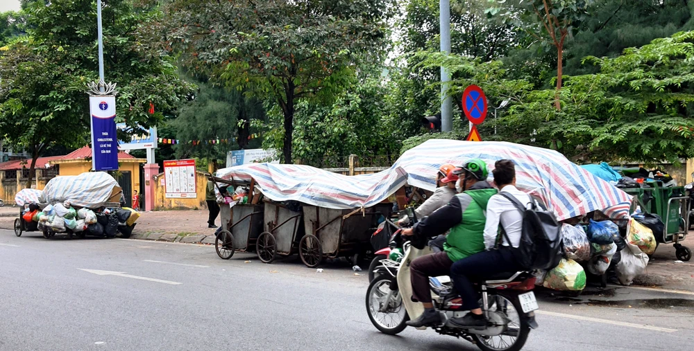 Rác thải đang được tập kết tại nhiều nơi trong nội thành Hà Nội, gây ô nhiễm môi trường nghiêm trọng 