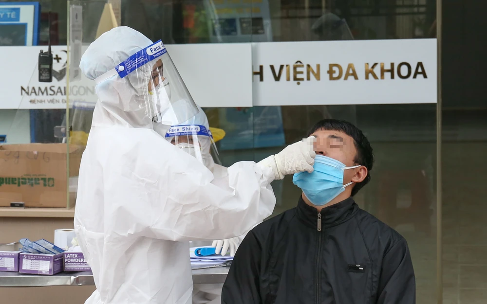 Người dân được lấy mẫu xét nghiệm tại Bệnh viện Đa khoa Quốc tế Nam Sài Gòn, ngày 28-7. Ảnh: HOÀNG HÙNG