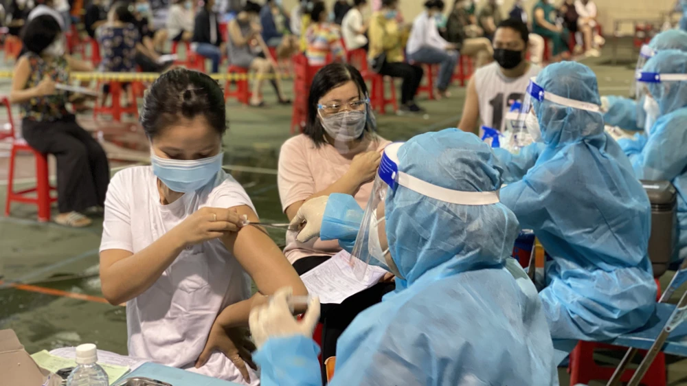 Nhân viên y tế tiêm vaccine cho người dân ở phường Bến Thành, quận 1, TPHCM vào chiều 25-9. Ảnh: CAO THĂNG