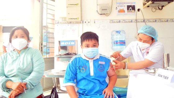 Học sinh lớp 6 Trường THCS Lý Phong (quận 5, TPHCM) tiêm vaccine Covid-19. Ảnh: CAO THĂNG
