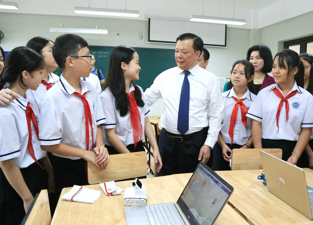 Lãnh đạo TP Hà Nội chung vui khai giảng với học sinh Thủ đô