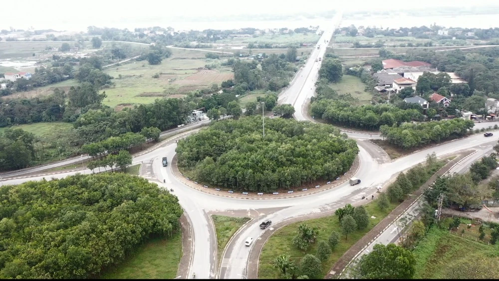 Nút giao cầu Vĩnh Thịnh ở thị xã Sơn Tây có quá nhiều cây xanh che khuất giao thông