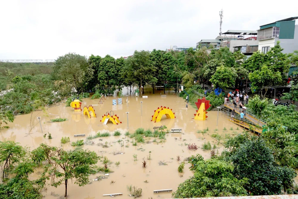 Nước lũ vượt báo động, Hà Nội họp khẩn bảo đảm an toàn tính mạng, nhu yếu phẩm cho người dân - Ảnh 4.