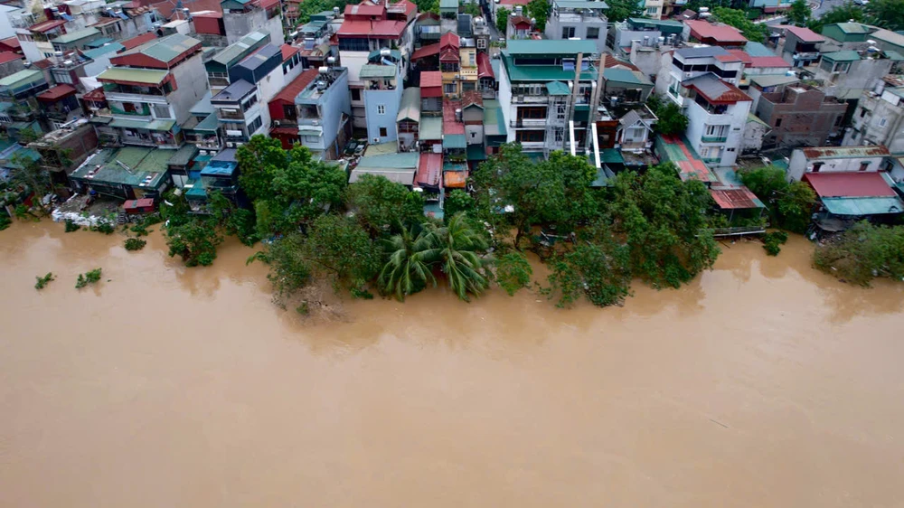 Nước lũ vượt báo động, Hà Nội họp khẩn bảo đảm an toàn tính mạng, nhu yếu phẩm cho người dân - Ảnh 1.