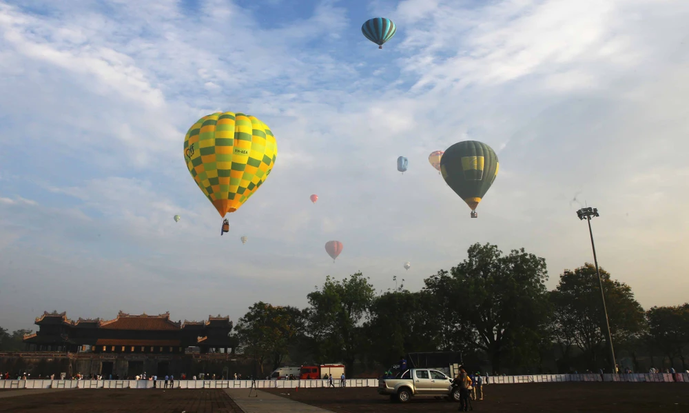 Du khách bay bổng trên bầu trời cố đô Huế bằng khinh khí cầu.