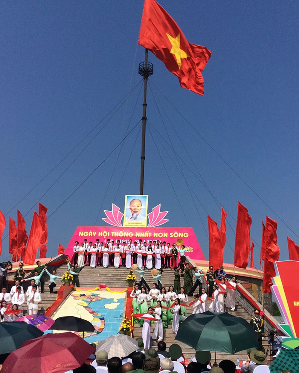 Lễ Thượng cờ thống nhất non sông tại Kỳ Đài Hiền Lương.