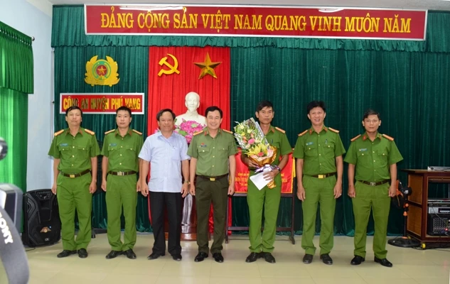 Giám đốc Công an tỉnh Thừa Thiên – Huế và Chủ tịch UBND huyện Phú Vang (đứng thứ 3 và 4 từ trái qua phải) tặng hoa, trao tiền thưởng Ban chuyên án Công an huyện Phú Vang.