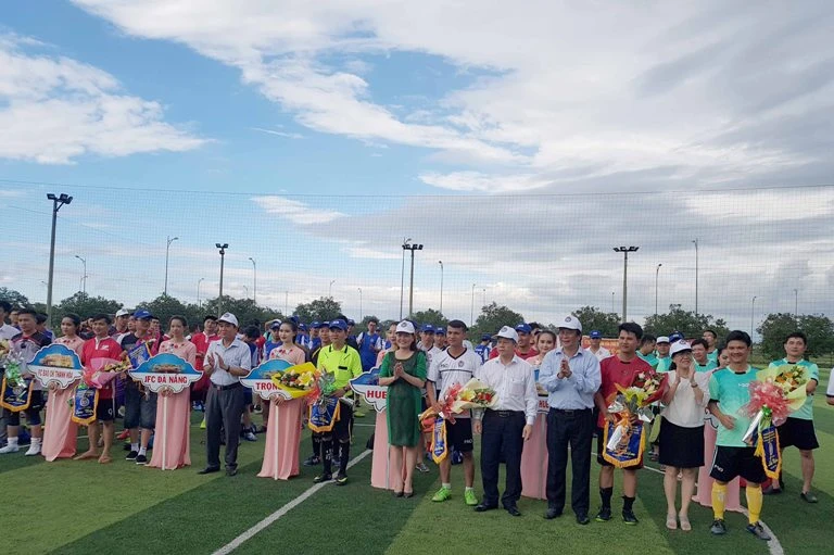 Lãnh đạo tỉnh Thừa Thiên – Huế tặng hoa hơn 300 nhà báo tham dự Giải bóng đá Báo chí miền Trung, lần thứ 4 – 2017.
