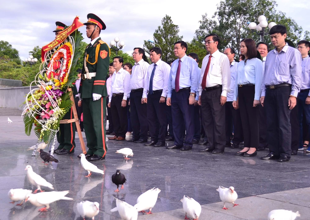 Phó Thủ tướng Vương Đình Huệ cùng đoàn công tác Trung ương dâng hoa tri ân các anh hùng liệt sĩ tại Nghĩa trang Liệt sĩ Quốc gia Đường 9