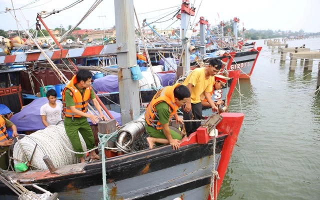 Công an Thừa Thiên – Huế giúp ngư dân neo đậu tàu thuyền tránh trú bão.