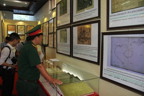 Một góc triển lãm bản đồ và trưng bày tư liệu “Hoàng Sa, Trường Sa của Việt Nam – Những bằng chứng lịch sử và pháp lý” tại TP Huế