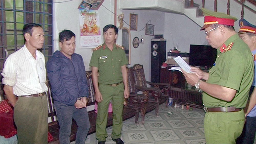 Cơ quan chức năng đọc lệnh bắt tạm giam Huỳnh Phan Hoàng Trọng (đứng giữa)