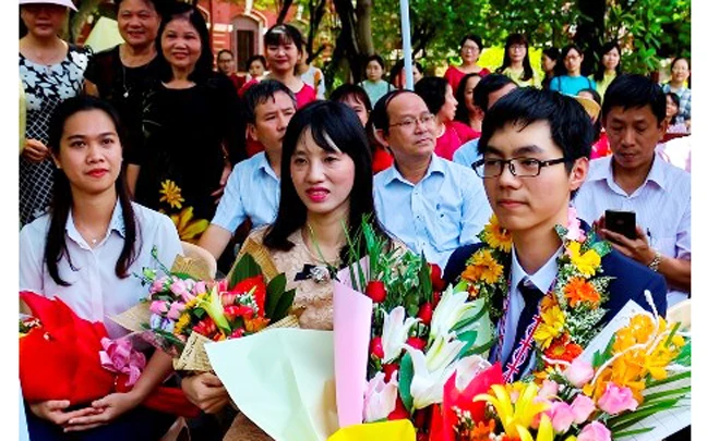 Thầy cô, học sinh Trường THPT chuyên Quốc học Huế chào đón HCV Olympic quốc tế năm 2017 Trương Đông Hưng 