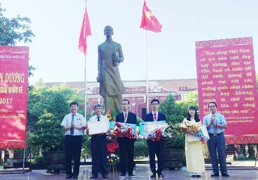 Lãnh đạo tỉnh Thừa Thiên – Huế trao Bằng khen cho 2 học sinh đoạt HCV và HCĐ Olympic Quốc tế.