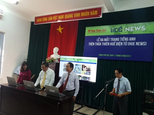 Ấn nút vận hành phiên bản tiếng Anh (Hue News) trên tên miền www.baothuathienhue.vn