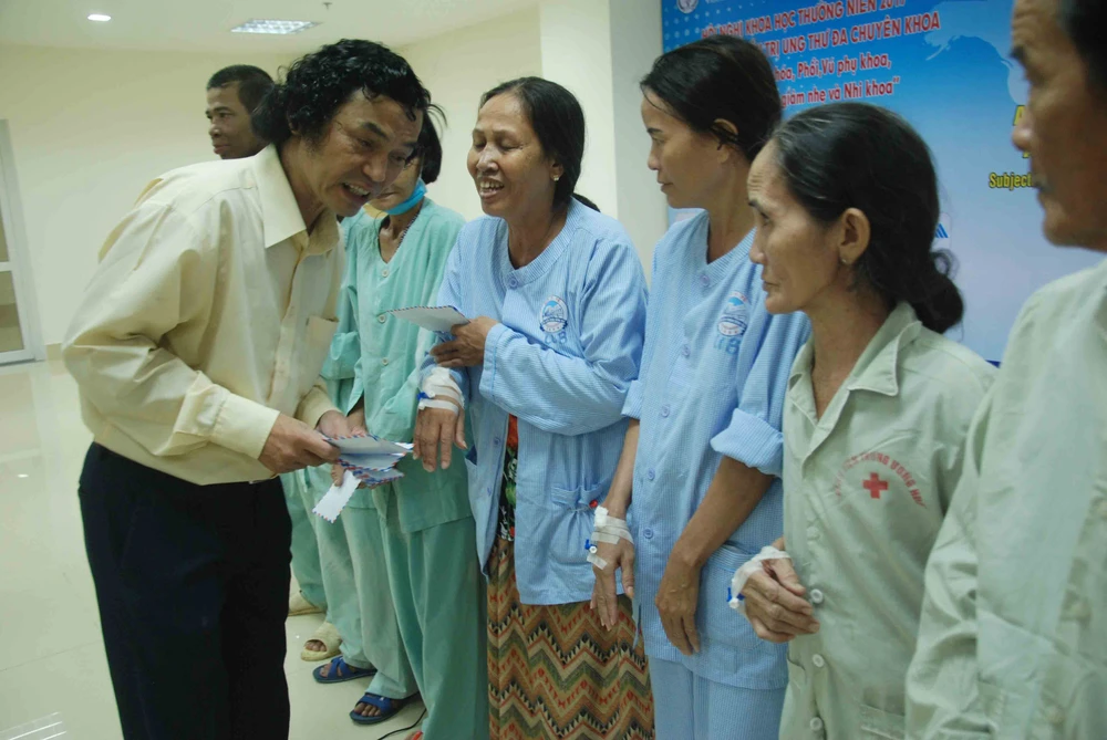 Nhà báo Huỳnh Thanh Luân, Trưởng Công tác bạn đọc - Chương trình xã hội Báo SGGP trao quà cứu trợ tận tay các bệnh nhân nghèo