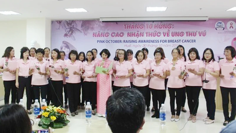 Hội Áo hồng hát và tặng hoa cho bệnh nhân nhân nữ nhân Ngày Phụ nữ Việt Nam 20-10