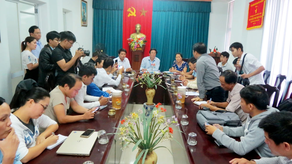 Báo chí đặt câu hỏi với lãnh đạo Sở TT-TT tỉnh Thừa Thiên - Huế về lý do hủy quyết định xử phạt hành chính bác sĩ Hoàng Công Truyện