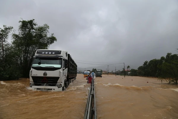 Mưa lũ khiến QL 1A qua địa bàn Thừa Thiên - Huế ngập nước