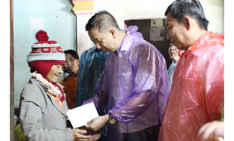 Đồng chí Phạm Đức Hải trao quà hỗ trợ gia đình nạn nhân Lê Văn Quý bị lũ cuốn trôi