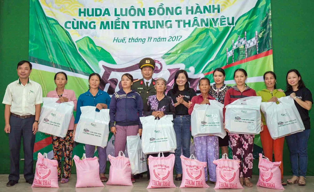 Carlsberg Việt Nam giúp đồng bào vũng bão lũ tỉnh Thừa Thiên - Huế