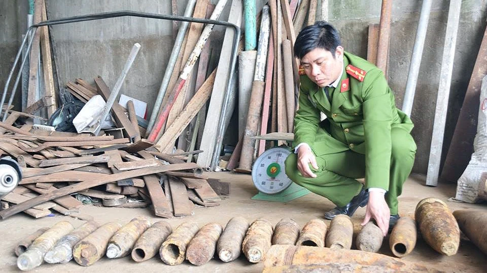 Công an đang kiểm kê số vỏ đạn pháo tàng trữ tại cơ sở mua bán phế liệu của Trương Thị Phương