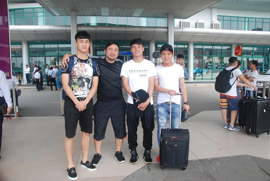 Các cầu thủ U.23 Việt Nam tại sân bay Phú Bài vào trưa 6-3
