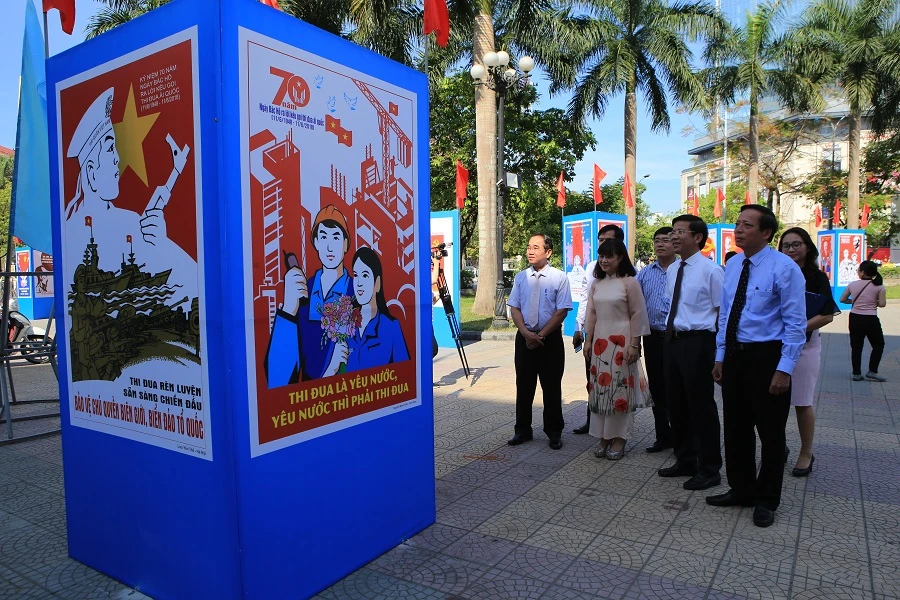  Một góc triển lãm tranh cổ động tuyên truyền 70 năm ngày Bác Hồ ra Lời kêu gọi thi đua ái quốc