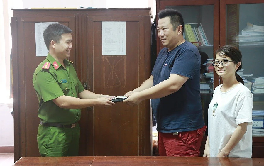 Phòng Cảnh sát hình sự Công an tỉnh Thừa Thiên - Huế trao trả tài sản du khách người Nhật Bản- ông Hidenori Ushio.