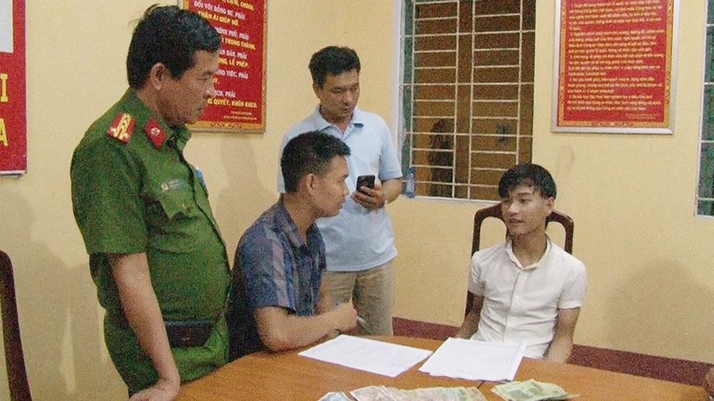 Công an đang phỏng vấn đối tượng Trần Quang Huy