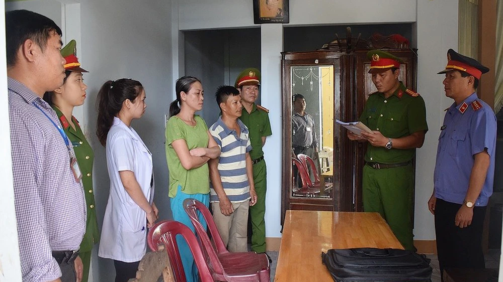 Cơ quan chức năng tỉnh Thừa Thiên - Huế đọc lệnh bắt khẩn cấp Nguyễn Thị Băng Tâm để điều tra về hành vi lừa đảo 11 tỷ đồng.