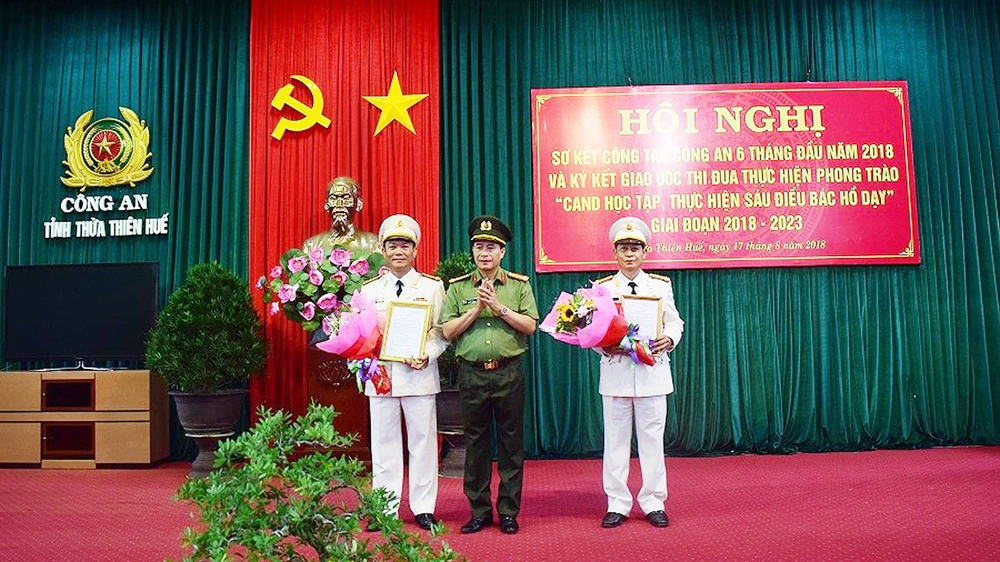 Hai lãnh đạo Cảnh sát PCCC tỉnh Thừa Thiên - Huế nhận quyết định giữ chức vụ Phó Giám đốc Công an tỉnh