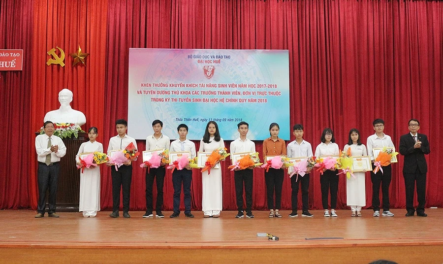 Trao Giấy khen và phần thưởng cho 11 thủ khoa Đại học Huế.